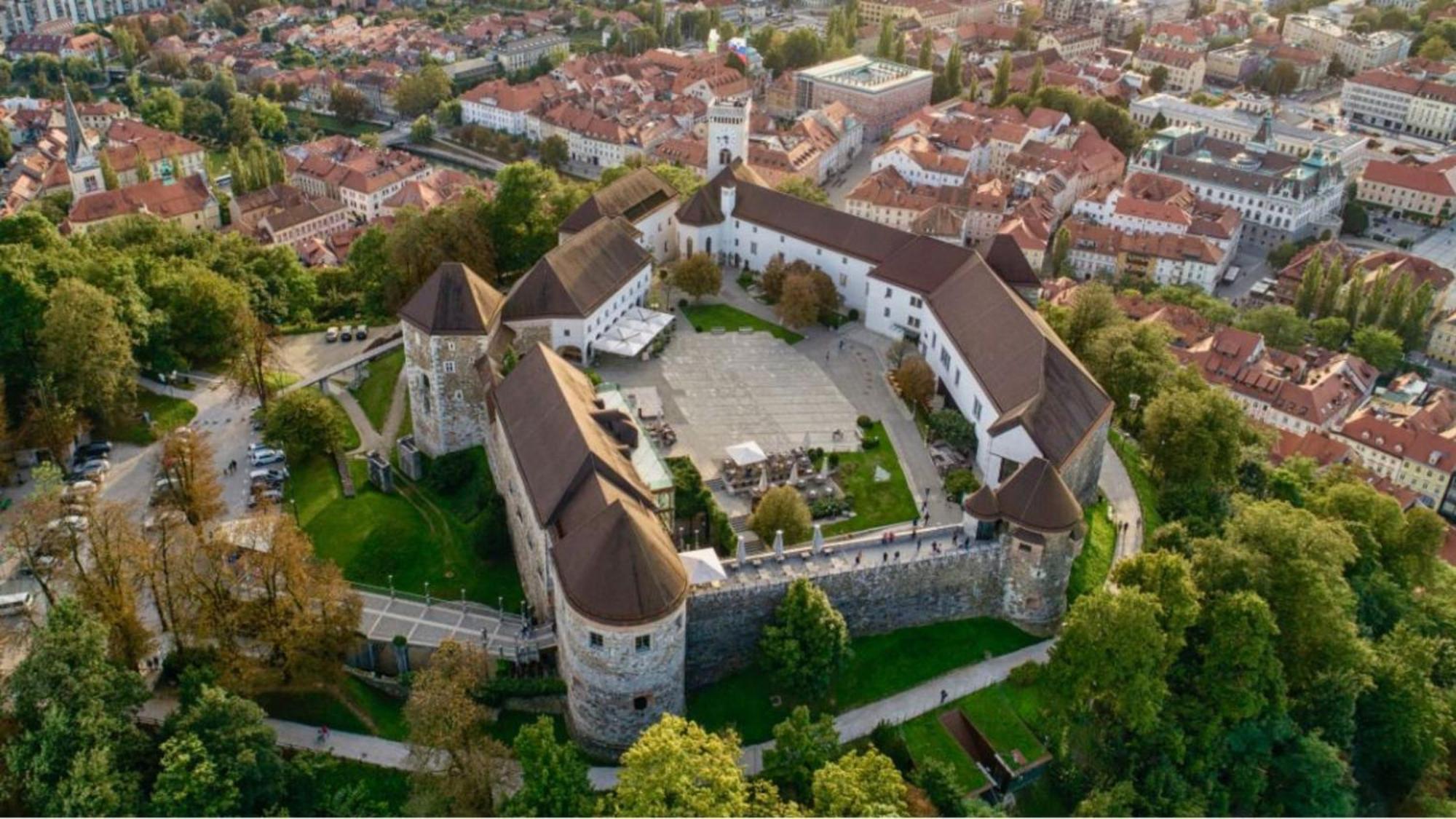 Intercontinental - Ljubljana By Ihg Hotel Luaran gambar Aerial view of the castle